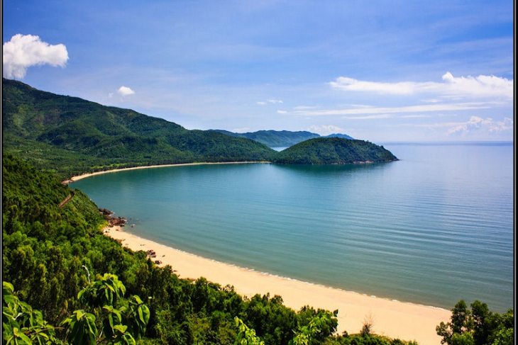 Da Nang lays path for wheel-chair users at beach